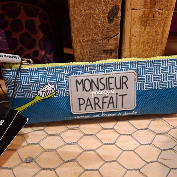 NECESSER petit by derrière la porte